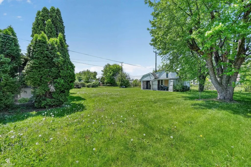 24099 Pingree Avenue Warren City MI 48089