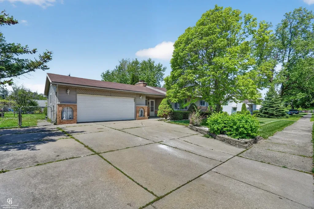 24099 Pingree Avenue Warren City MI 48089