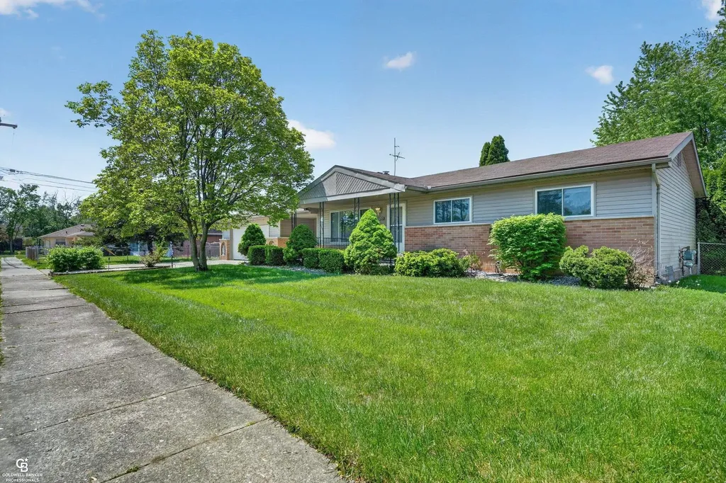 24099 Pingree Avenue Warren City MI 48089