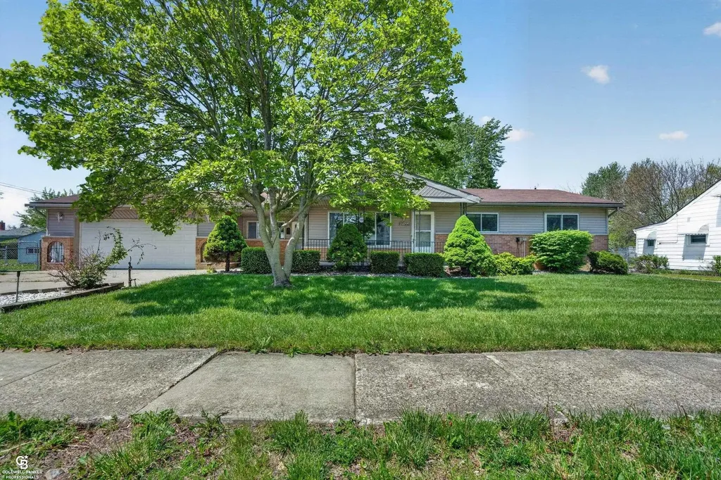 24099 Pingree Avenue Warren City MI 48089
