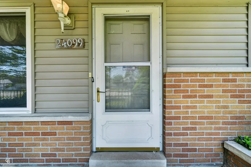 24099 Pingree Avenue Warren City MI 48089