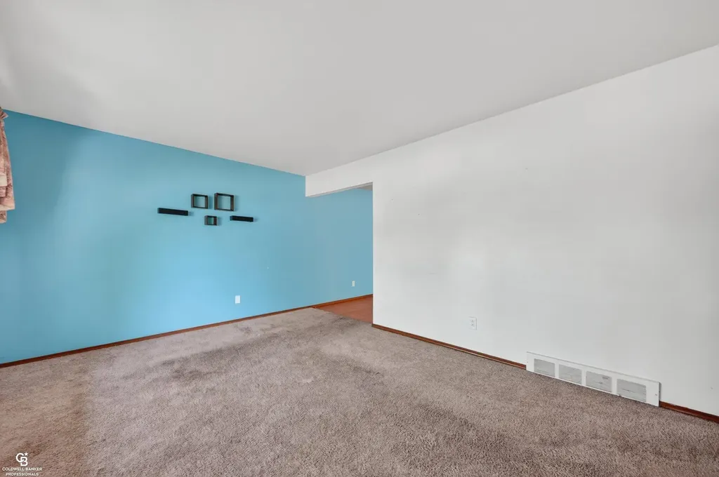 24099 Pingree Avenue Warren City MI 48089