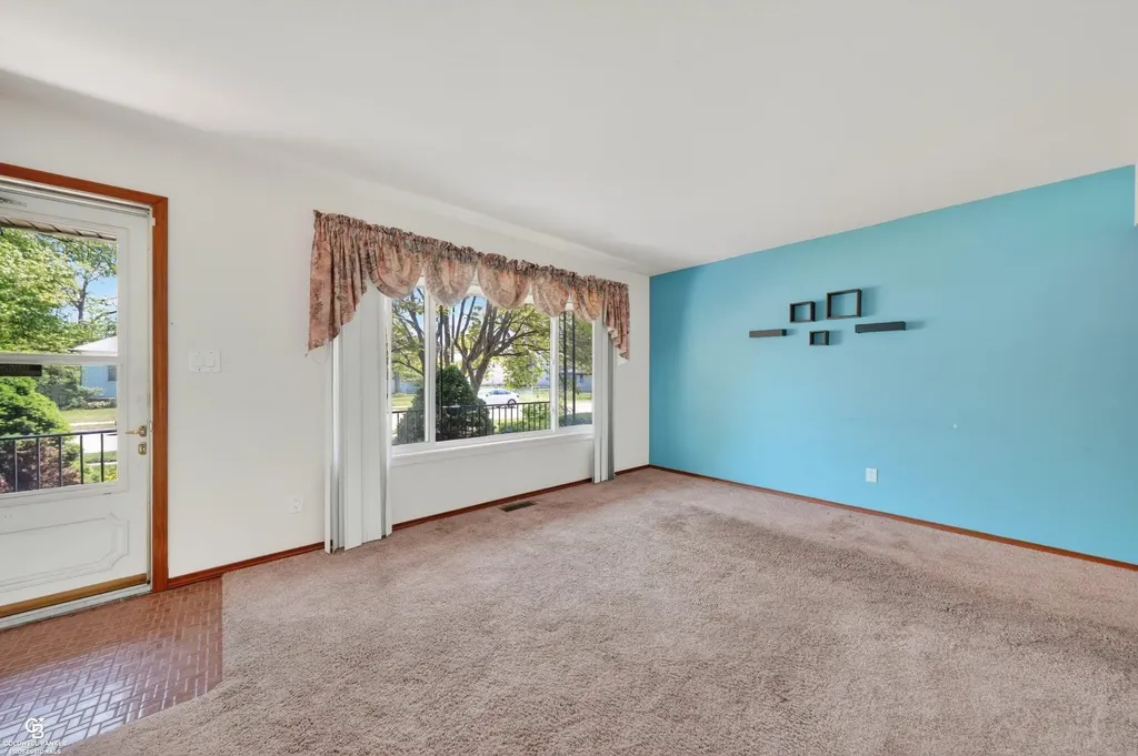 24099 Pingree Avenue Warren City MI 48089