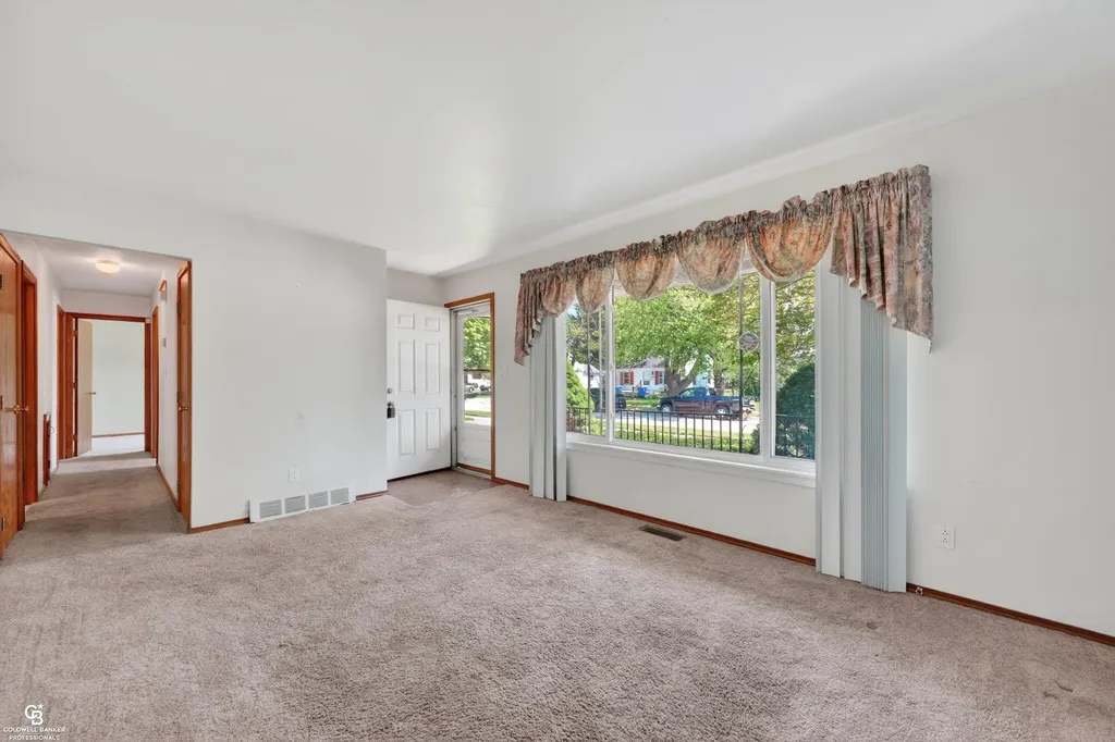 24099 Pingree Avenue Warren City MI 48089