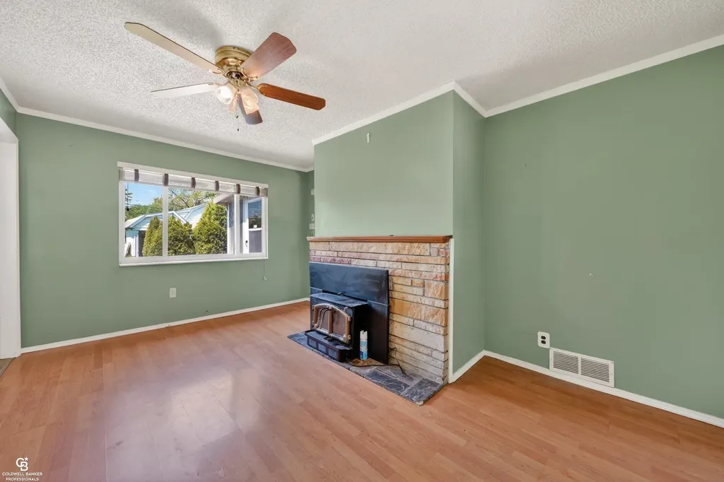 24099 Pingree Avenue Warren City MI 48089