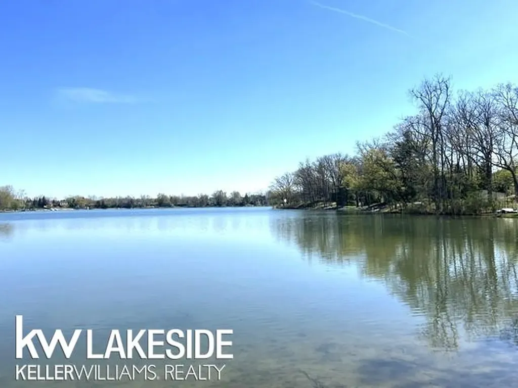 1576 Bayview St Street Lake Orion Village MI 48362