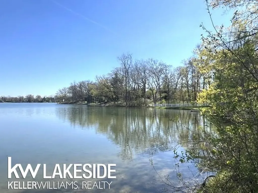 1576 Bayview St Street Lake Orion Village MI 48362