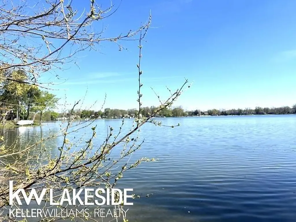 1576 Bayview St Street Lake Orion Village MI 48362