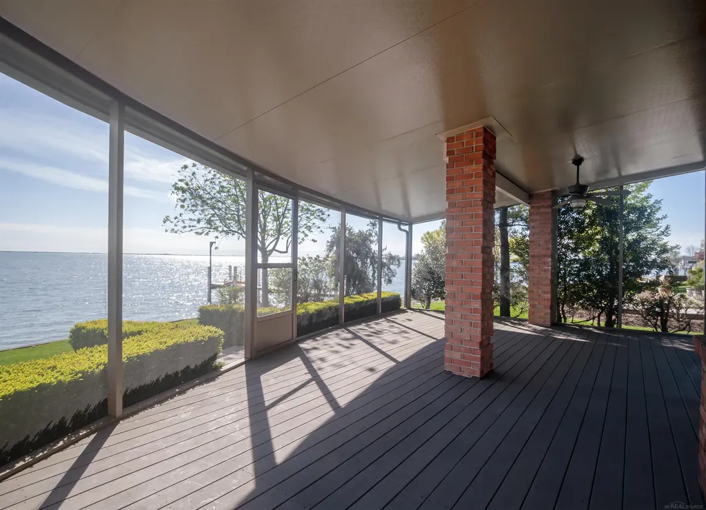 41614 Conger Bay Street Harrison Charter Township MI 48045