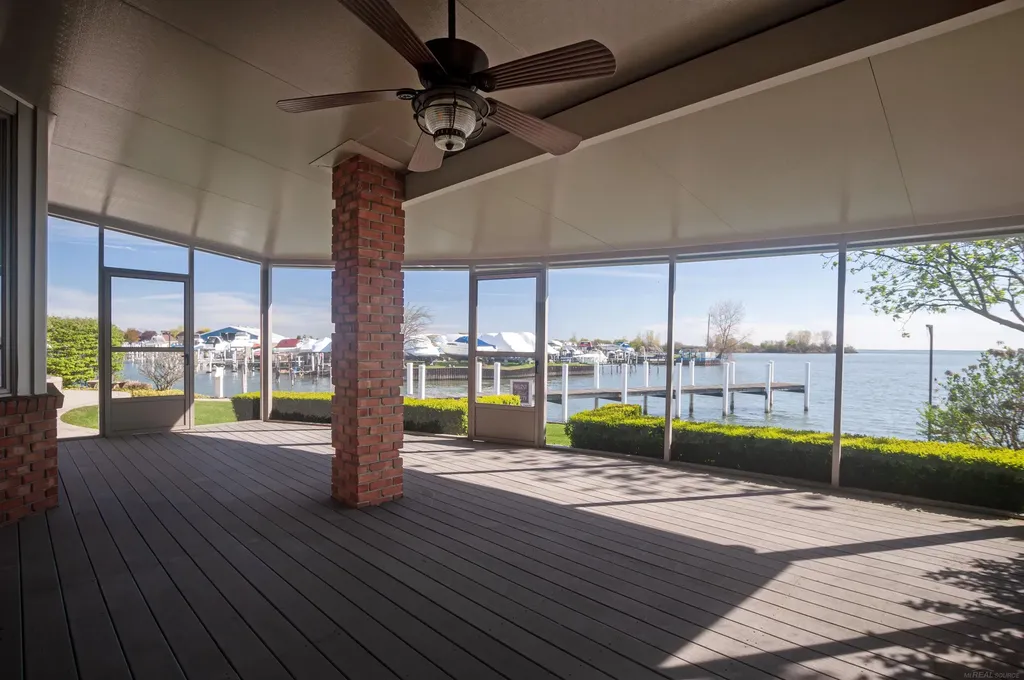 41614 Conger Bay Street Harrison Charter Township MI 48045