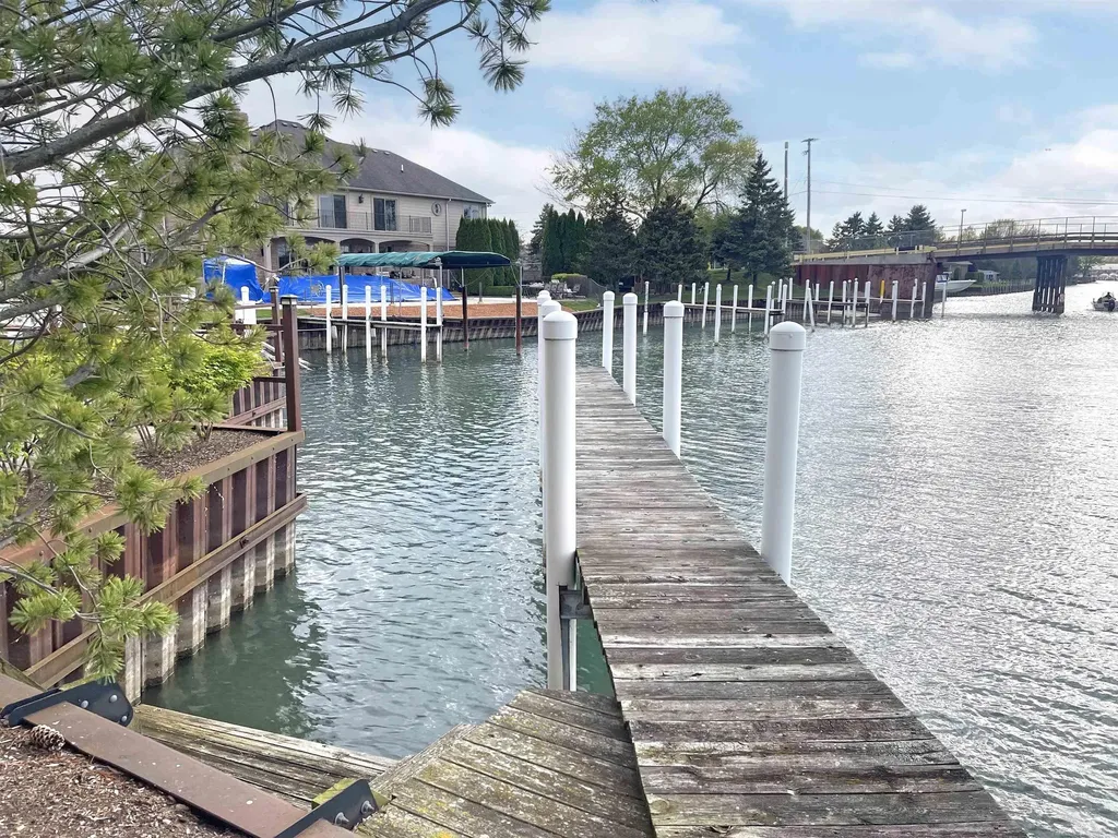 41614 Conger Bay Street Harrison Charter Township MI 48045