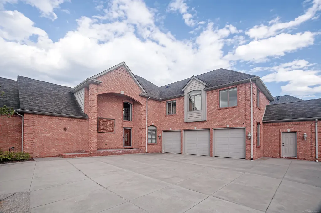 41614 Conger Bay Street Harrison Charter Township MI 48045