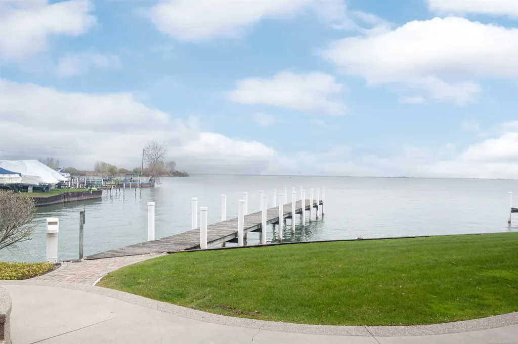 41614 Conger Bay Street Harrison Charter Township MI 48045