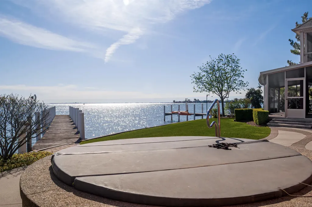 41614 Conger Bay Street Harrison Charter Township MI 48045