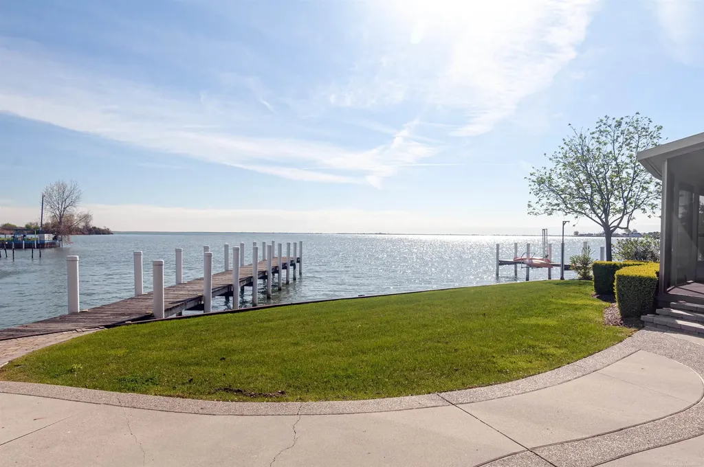 41614 Conger Bay Street Harrison Charter Township MI 48045