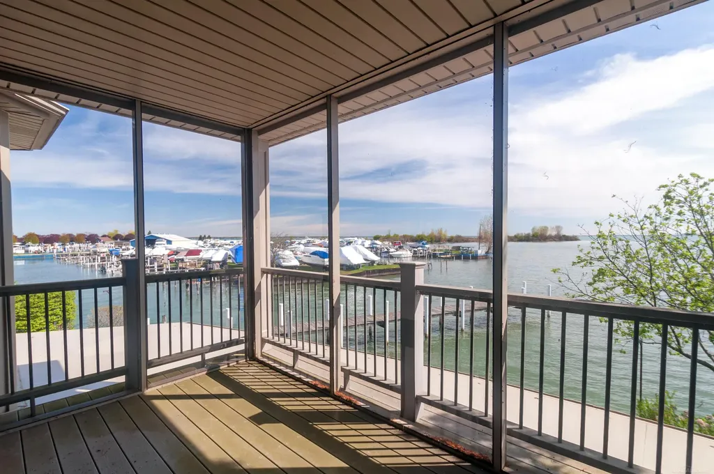 41614 Conger Bay Street Harrison Charter Township MI 48045