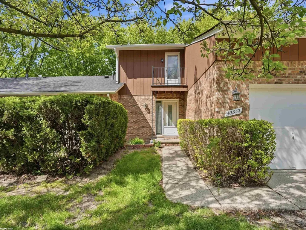 42552 Beverly Way Clinton Charter Township MI 48038