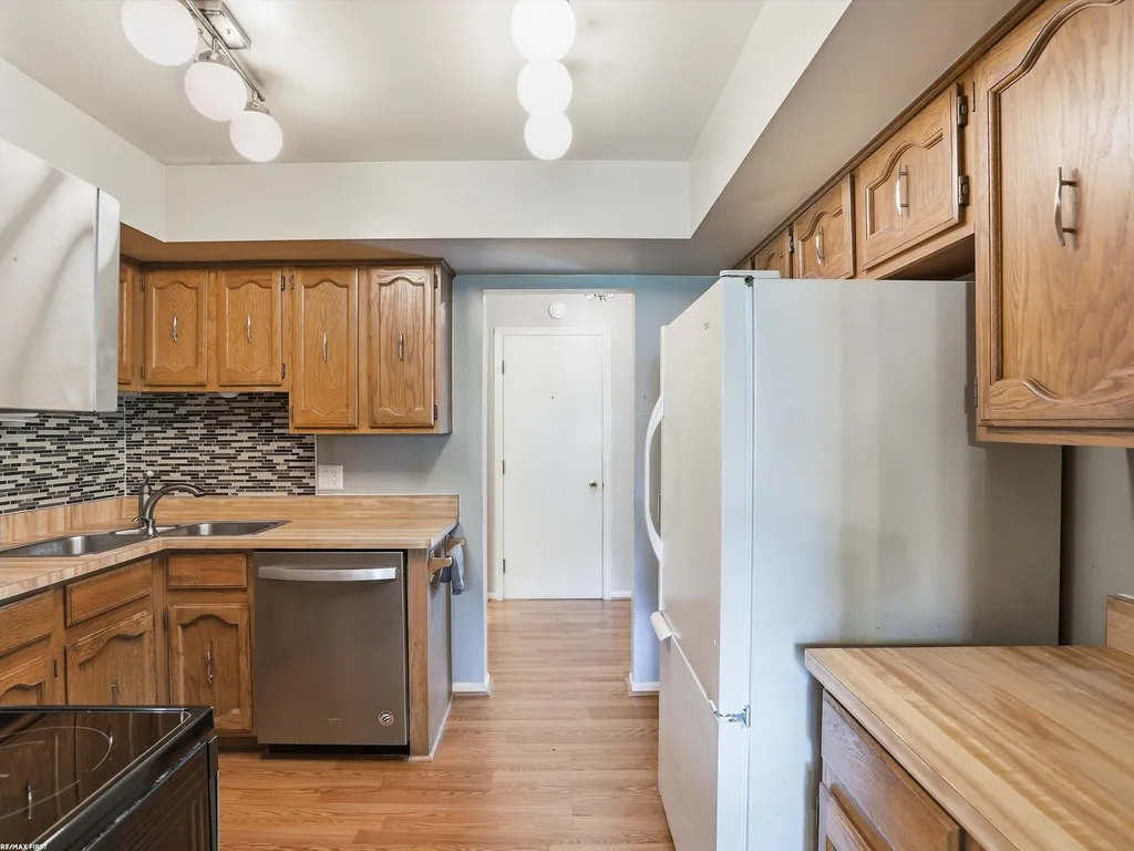 42552 Beverly Way Clinton Charter Township MI 48038