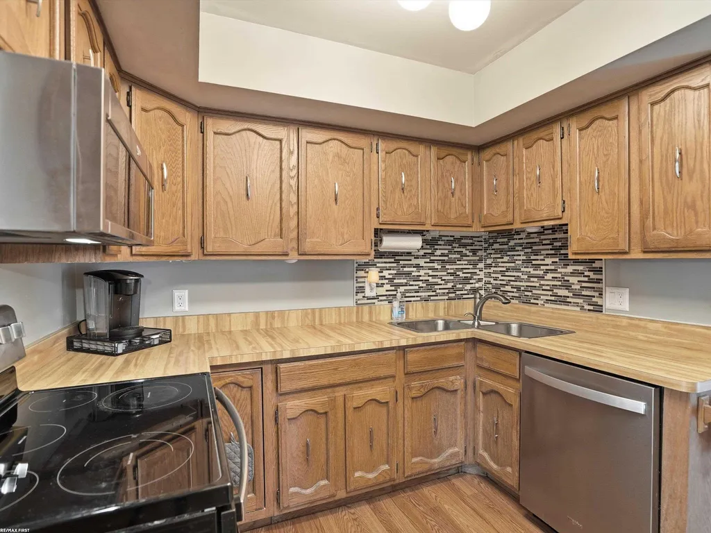 42552 Beverly Way Clinton Charter Township MI 48038
