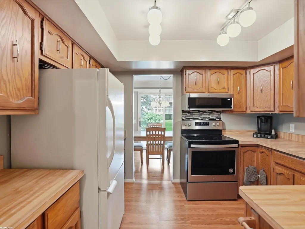 42552 Beverly Way Clinton Charter Township MI 48038