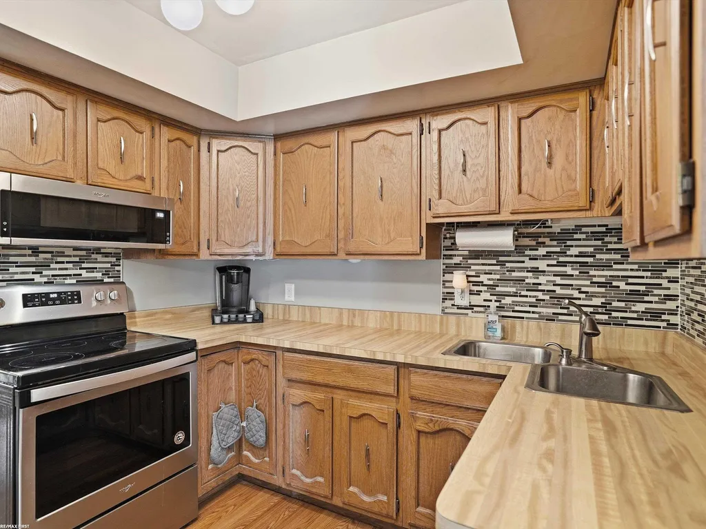 42552 Beverly Way Clinton Charter Township MI 48038