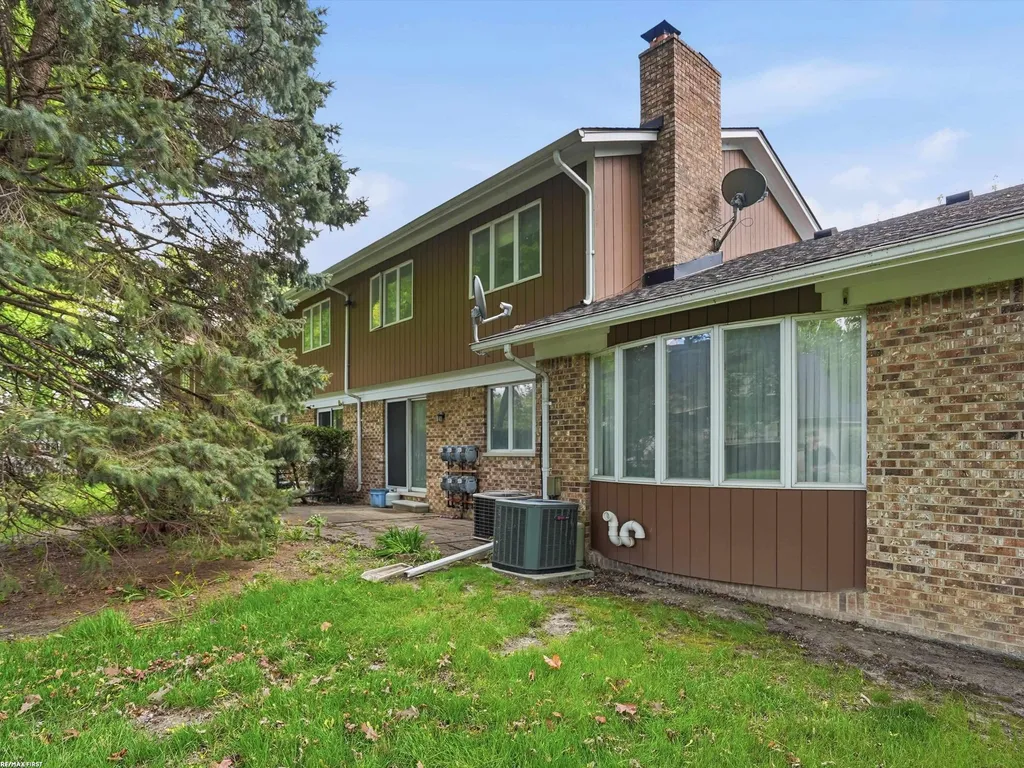 42552 Beverly Way Clinton Charter Township MI 48038