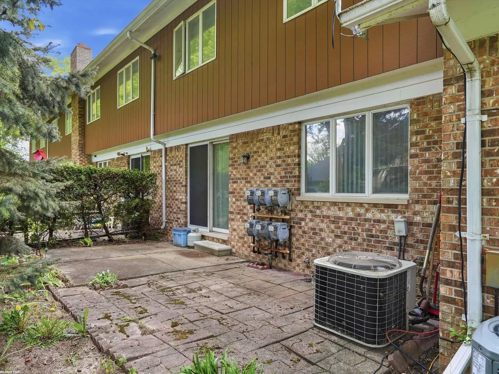 42552 Beverly Way Clinton Charter Township MI 48038
