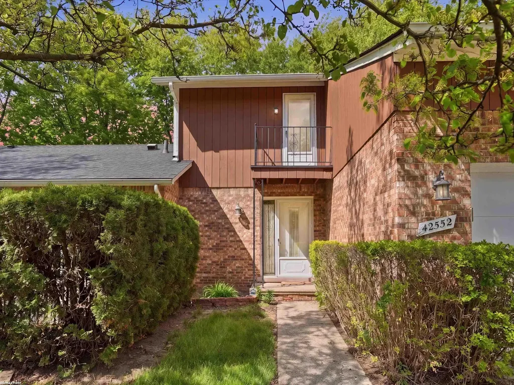 42552 Beverly Way Clinton Charter Township MI 48038