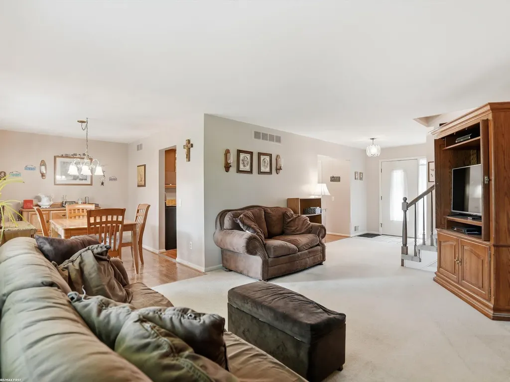 42552 Beverly Way Clinton Charter Township MI 48038