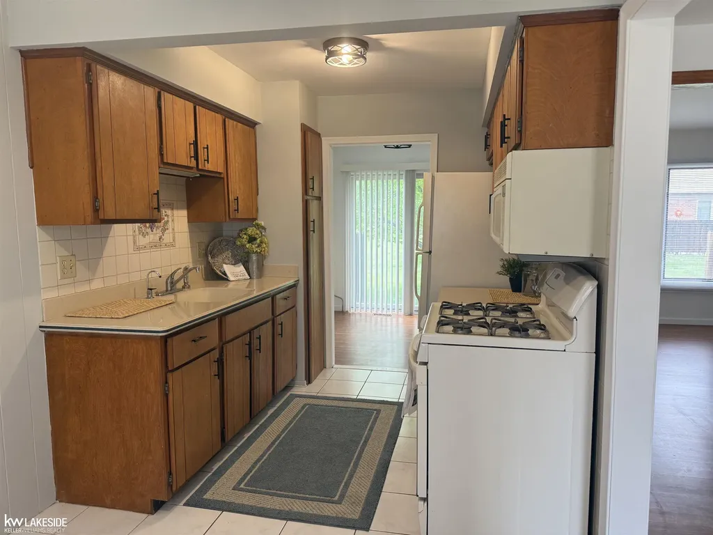 20016 N Great Oaks Circle Clinton Charter Township MI 48038