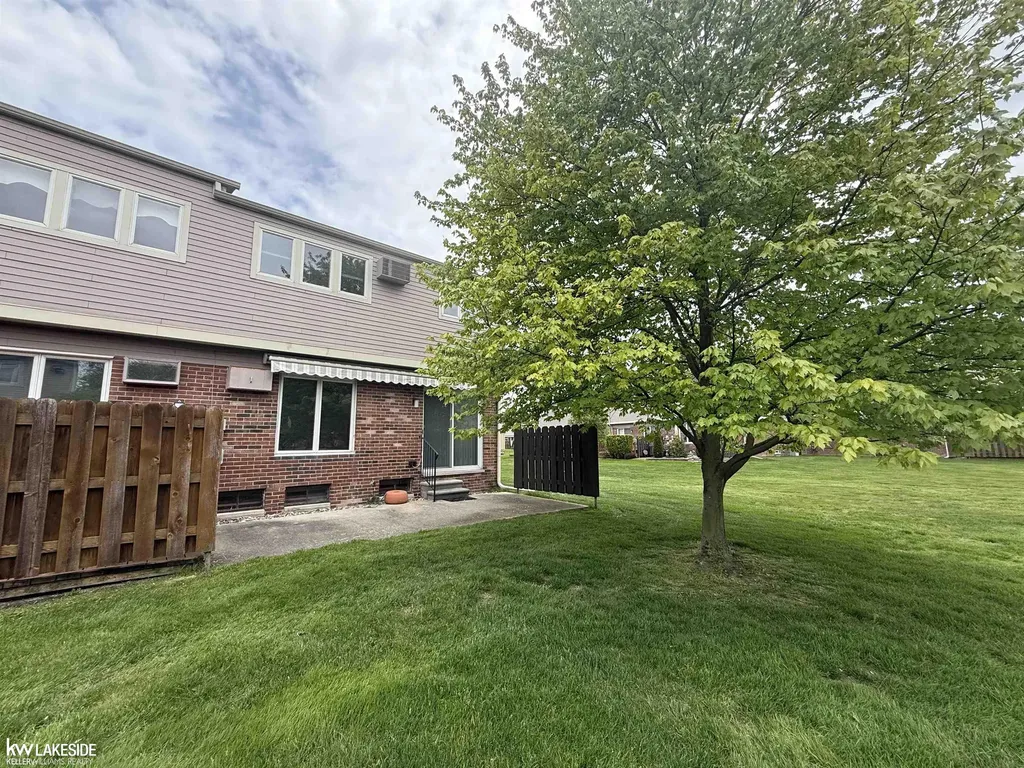 20016 N Great Oaks Circle Clinton Charter Township MI 48038