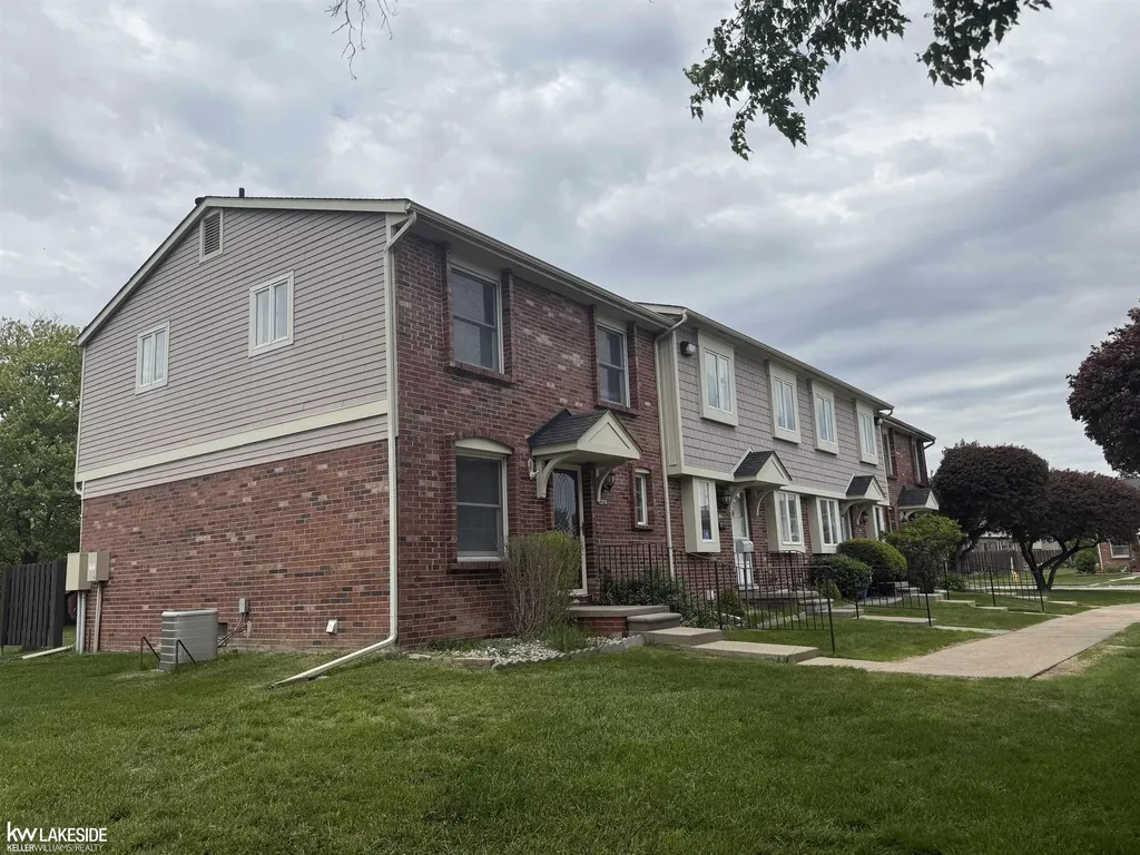 20016 N Great Oaks Circle Clinton Charter Township MI 48038