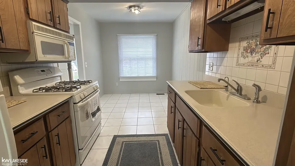 20016 N Great Oaks Circle Clinton Charter Township MI 48038