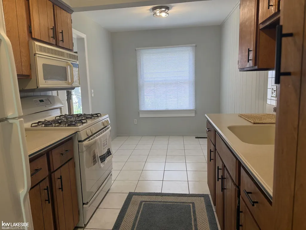 20016 N Great Oaks Circle Clinton Charter Township MI 48038