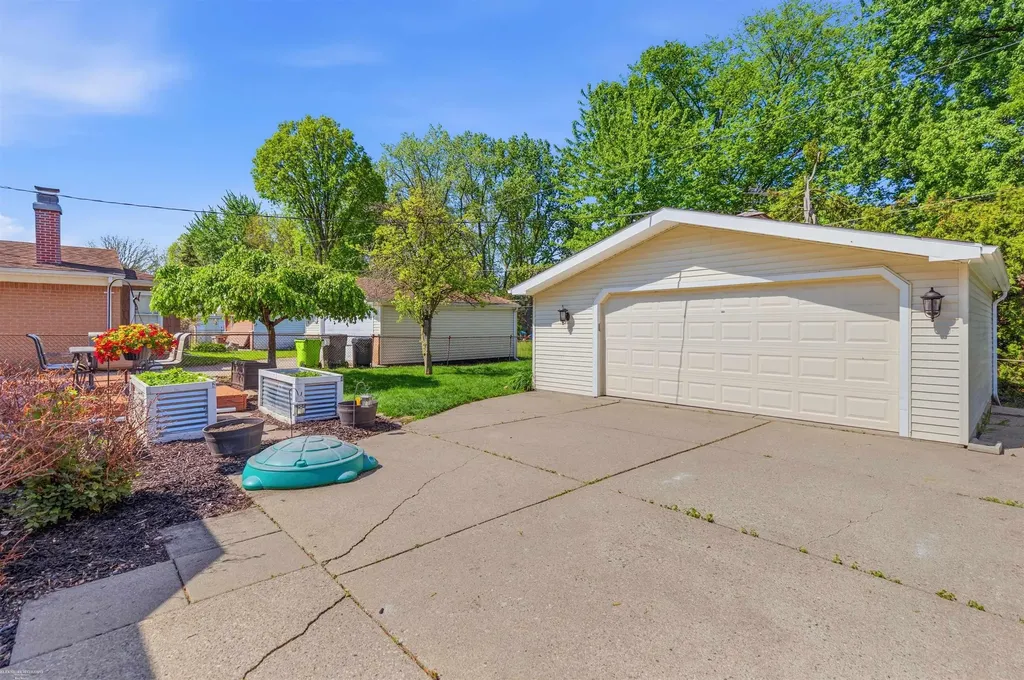 33753 Cheryl Street Clinton Charter Township MI 48035