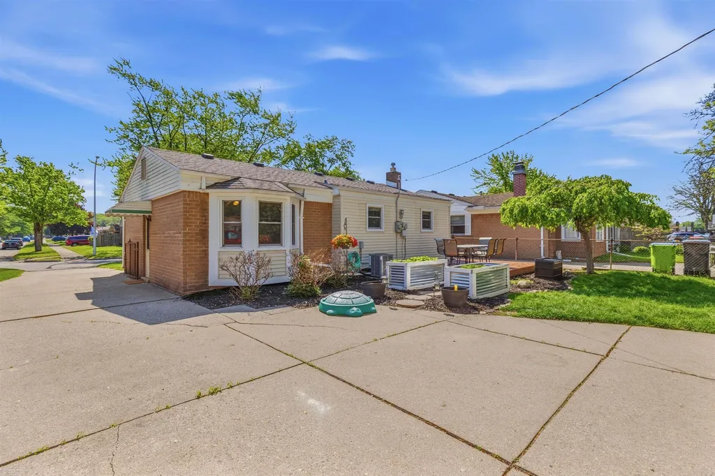 33753 Cheryl Street Clinton Charter Township MI 48035