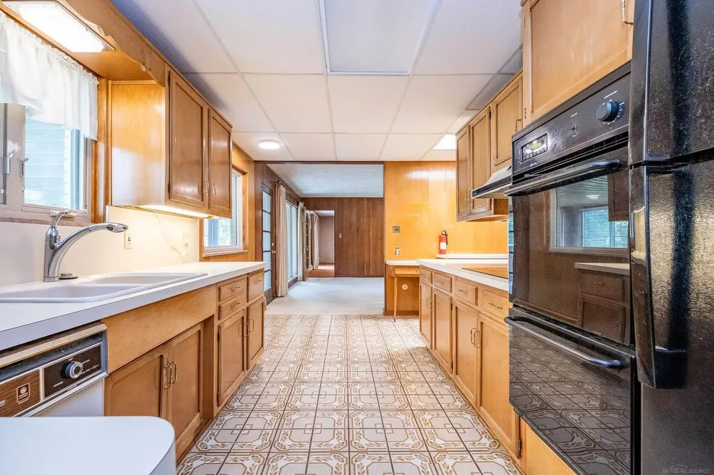 2800 Tewksbury Drive Troy City MI 48098