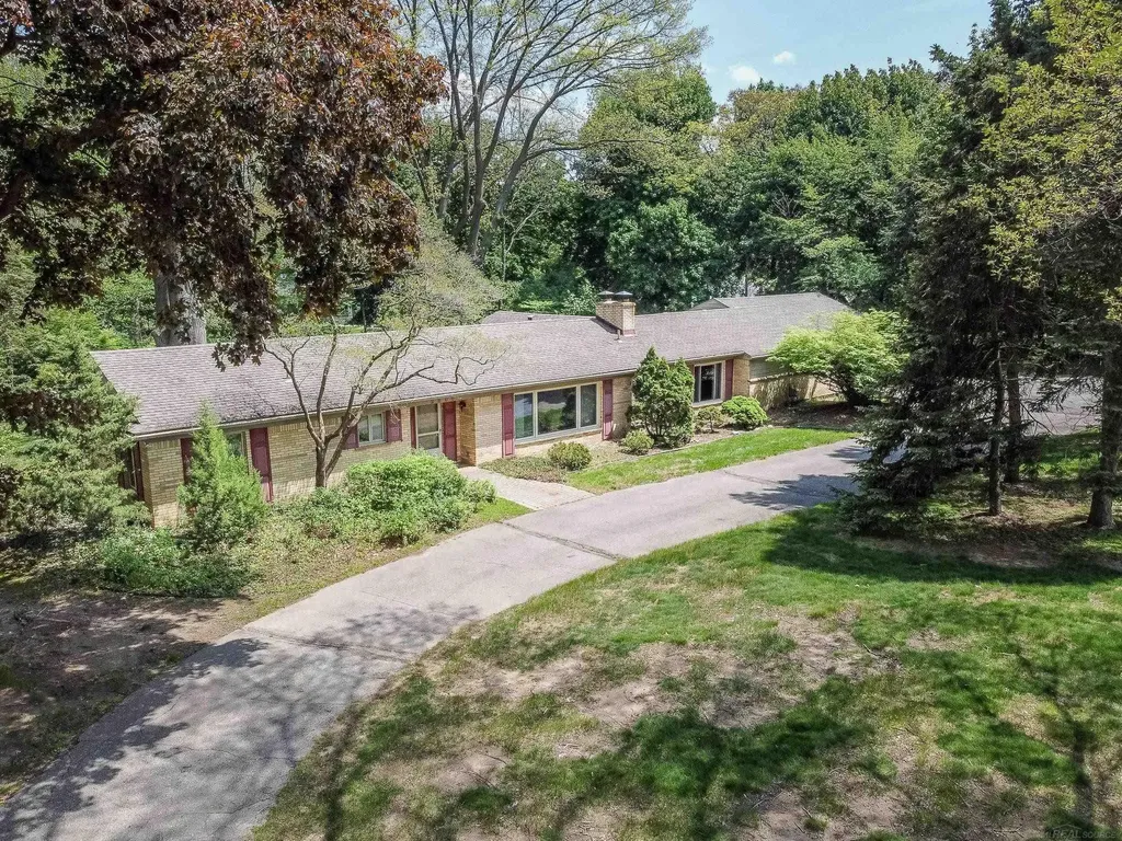 2800 Tewksbury Drive Troy City MI 48098