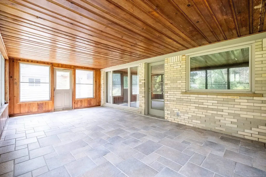 2800 Tewksbury Drive Troy City MI 48098
