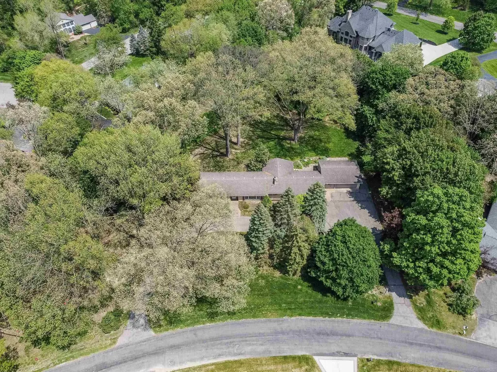 2800 Tewksbury Drive Troy City MI 48098