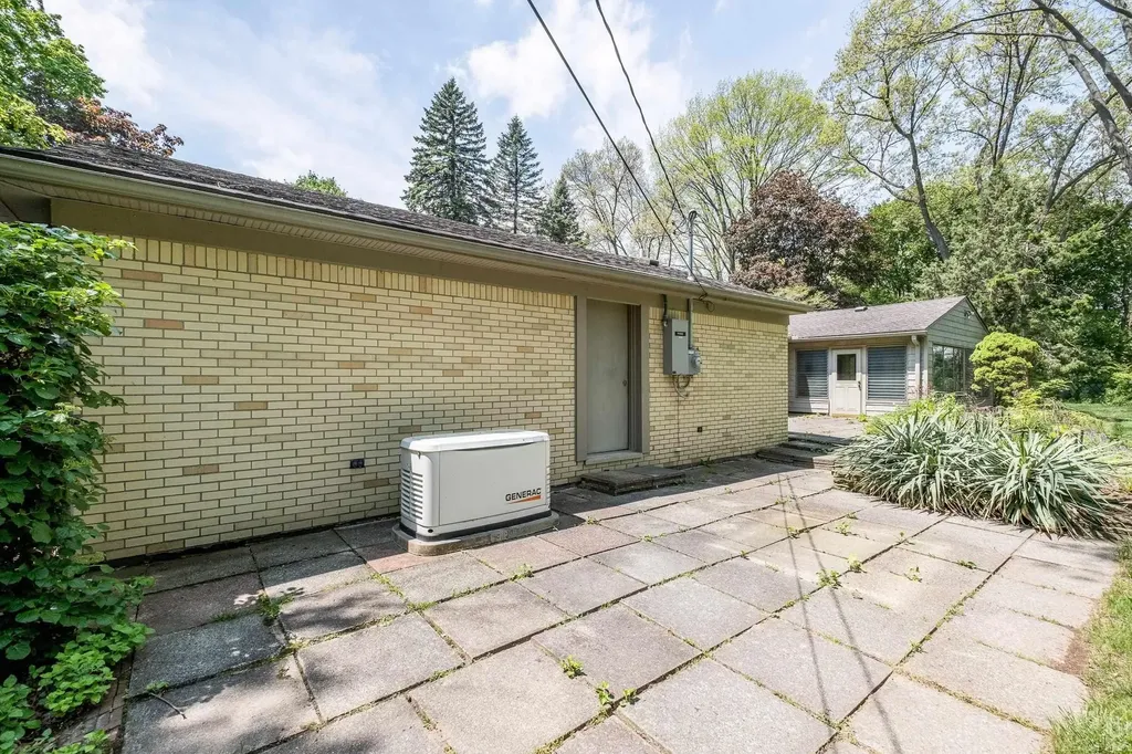 2800 Tewksbury Drive Troy City MI 48098