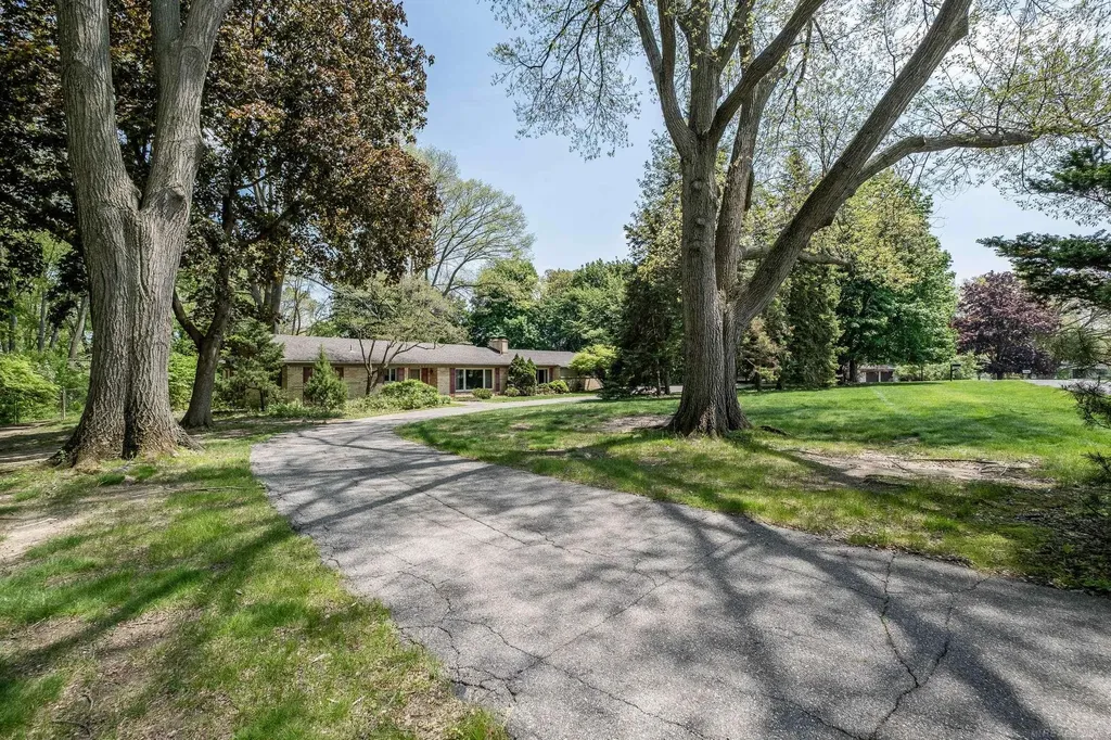 2800 Tewksbury Drive Troy City MI 48098