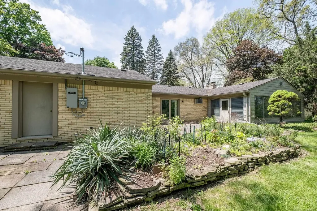 2800 Tewksbury Drive Troy City MI 48098