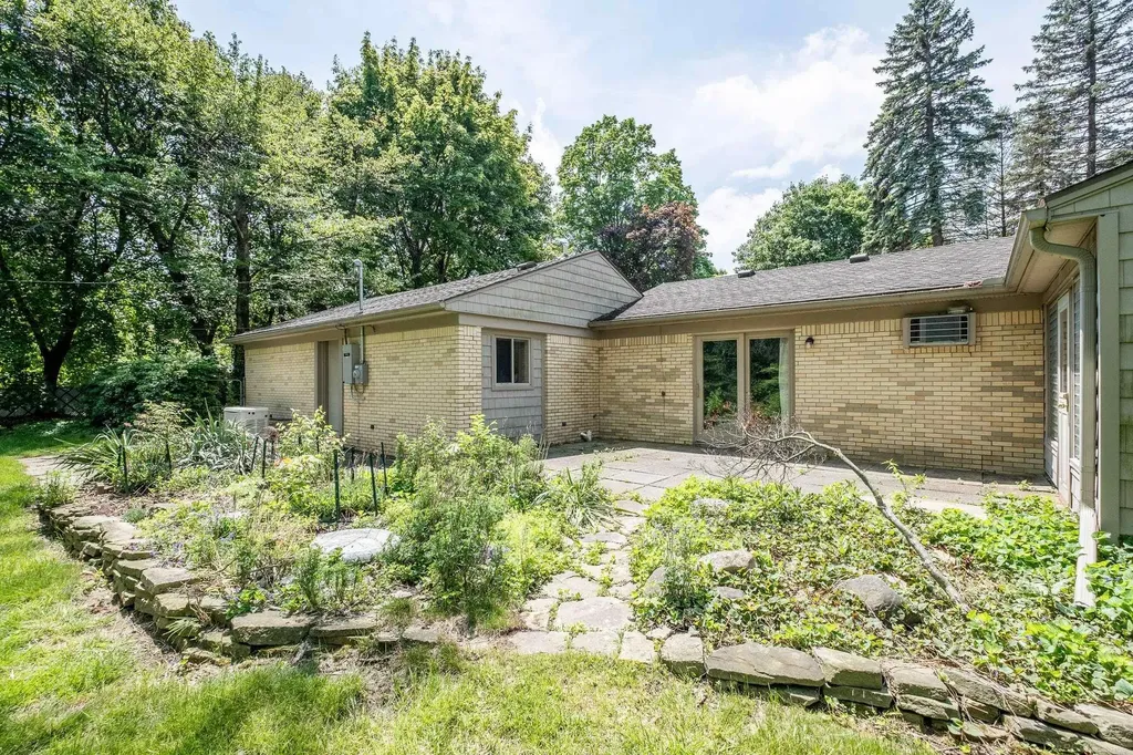 2800 Tewksbury Drive Troy City MI 48098