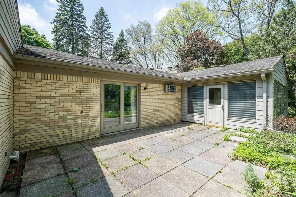 2800 Tewksbury Drive Troy City MI 48098