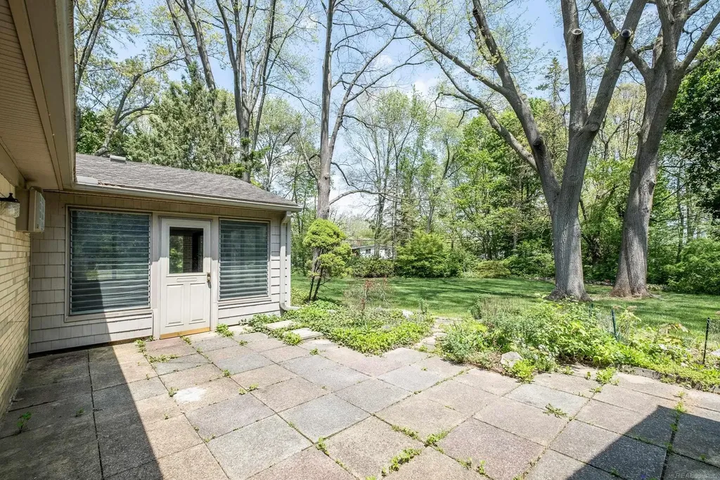 2800 Tewksbury Drive Troy City MI 48098