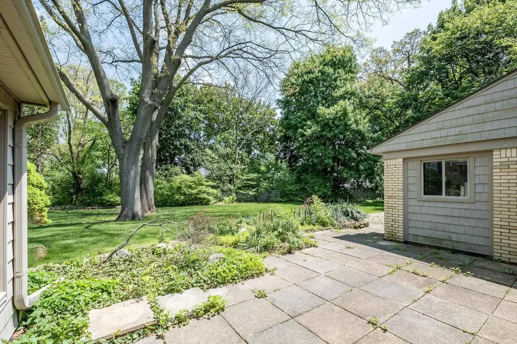 2800 Tewksbury Drive Troy City MI 48098