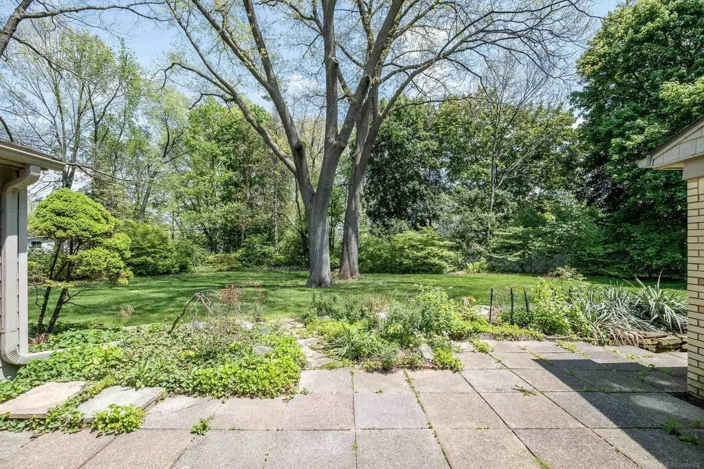 2800 Tewksbury Drive Troy City MI 48098