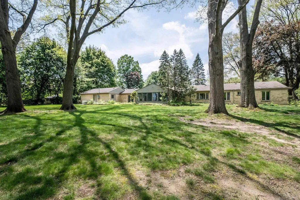 2800 Tewksbury Drive Troy City MI 48098