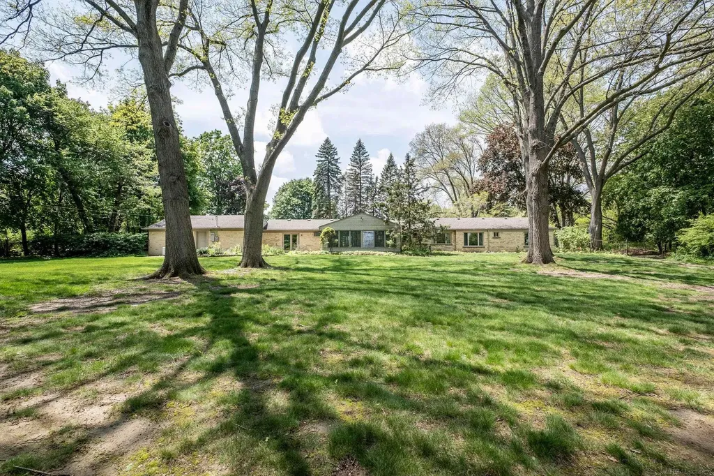 2800 Tewksbury Drive Troy City MI 48098